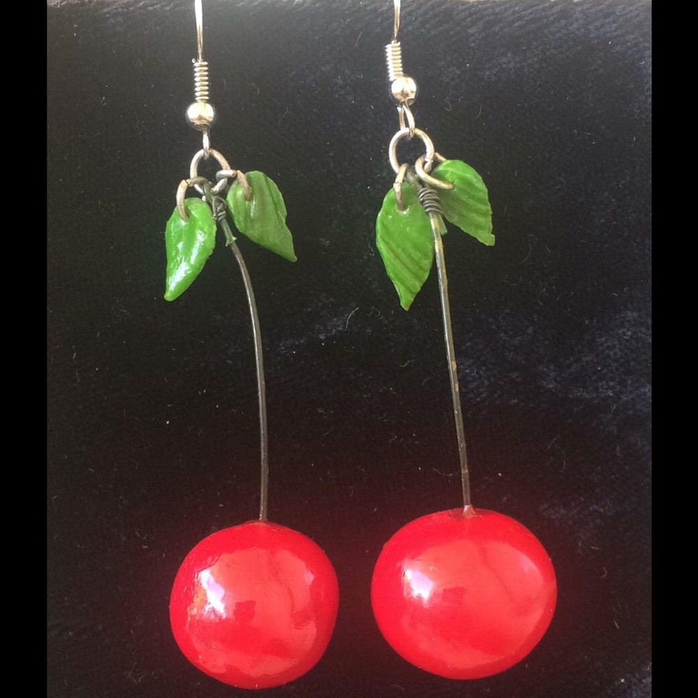 Retro Vtg style luscious dangling cherry earrings